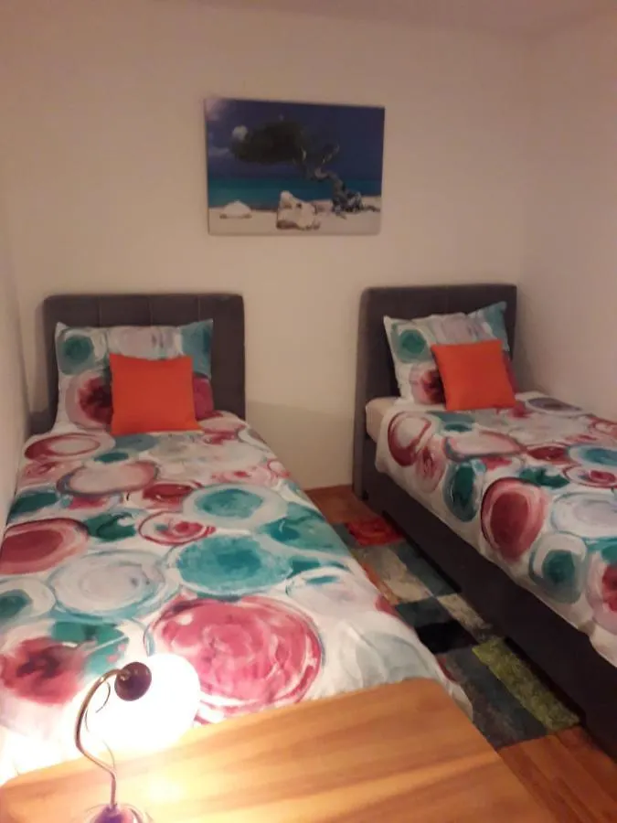 Apartments Alen Pula 0*,